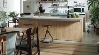 キッチンとダイニングの床が違う床材の例
